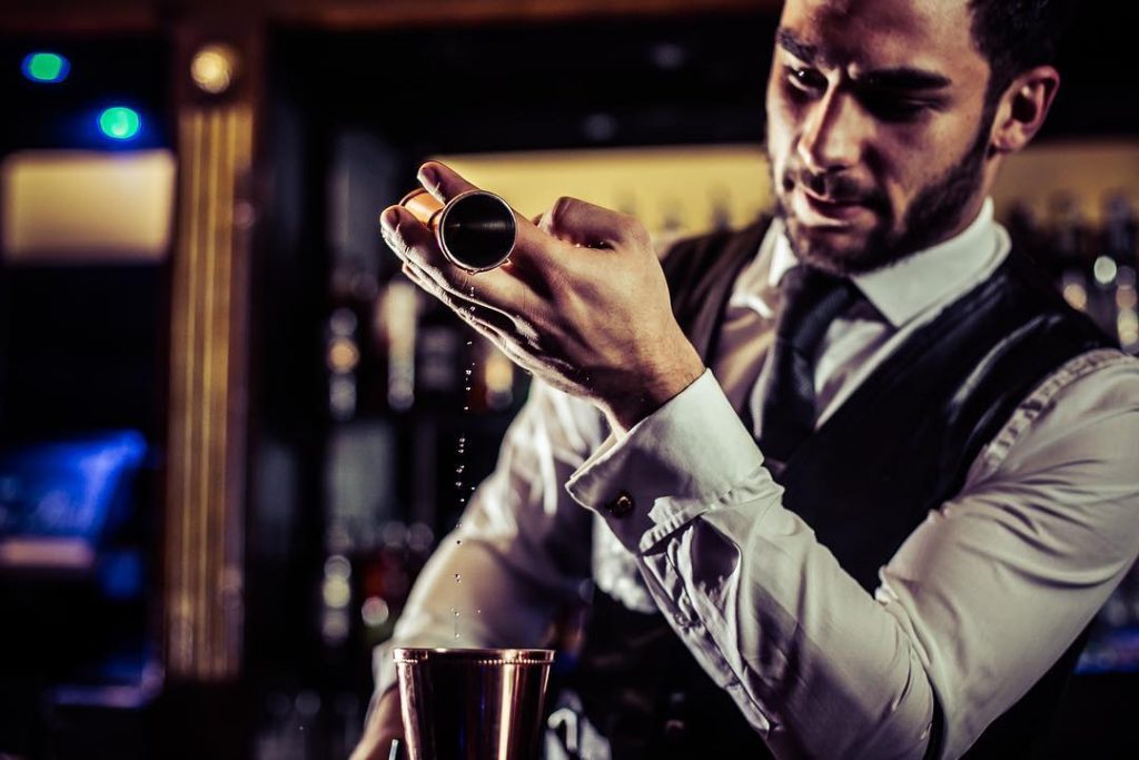 Lisbon-Waiters-and-bartenders-mixologists-cocktail-catering